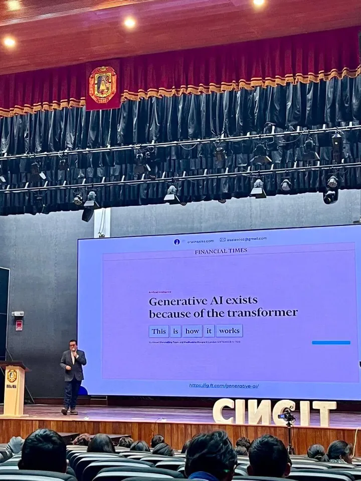 Erwin Salas giving a talk about generative AI at Universidad José María Arguedas in Andahuaylas