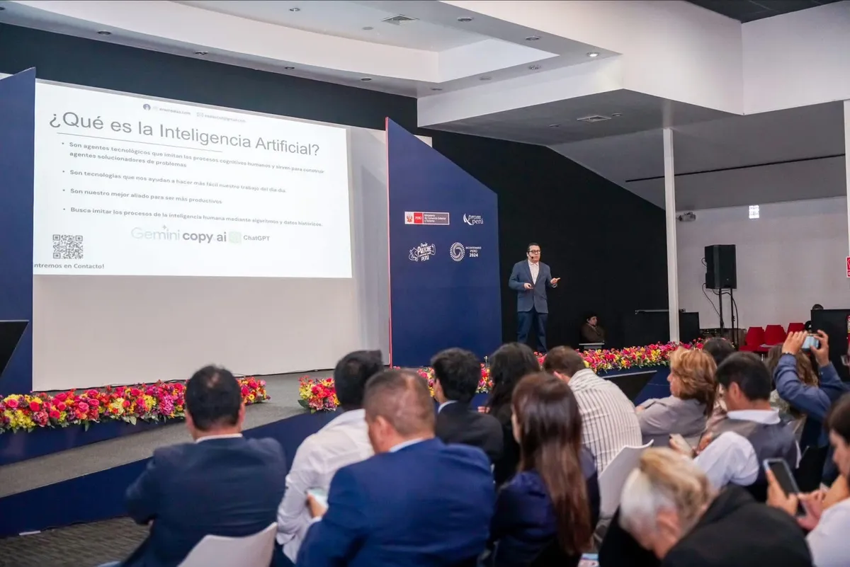 Erwin Salas exponiendo sobre inteligencia artificial ante un público en un evento de PROMPERÚ