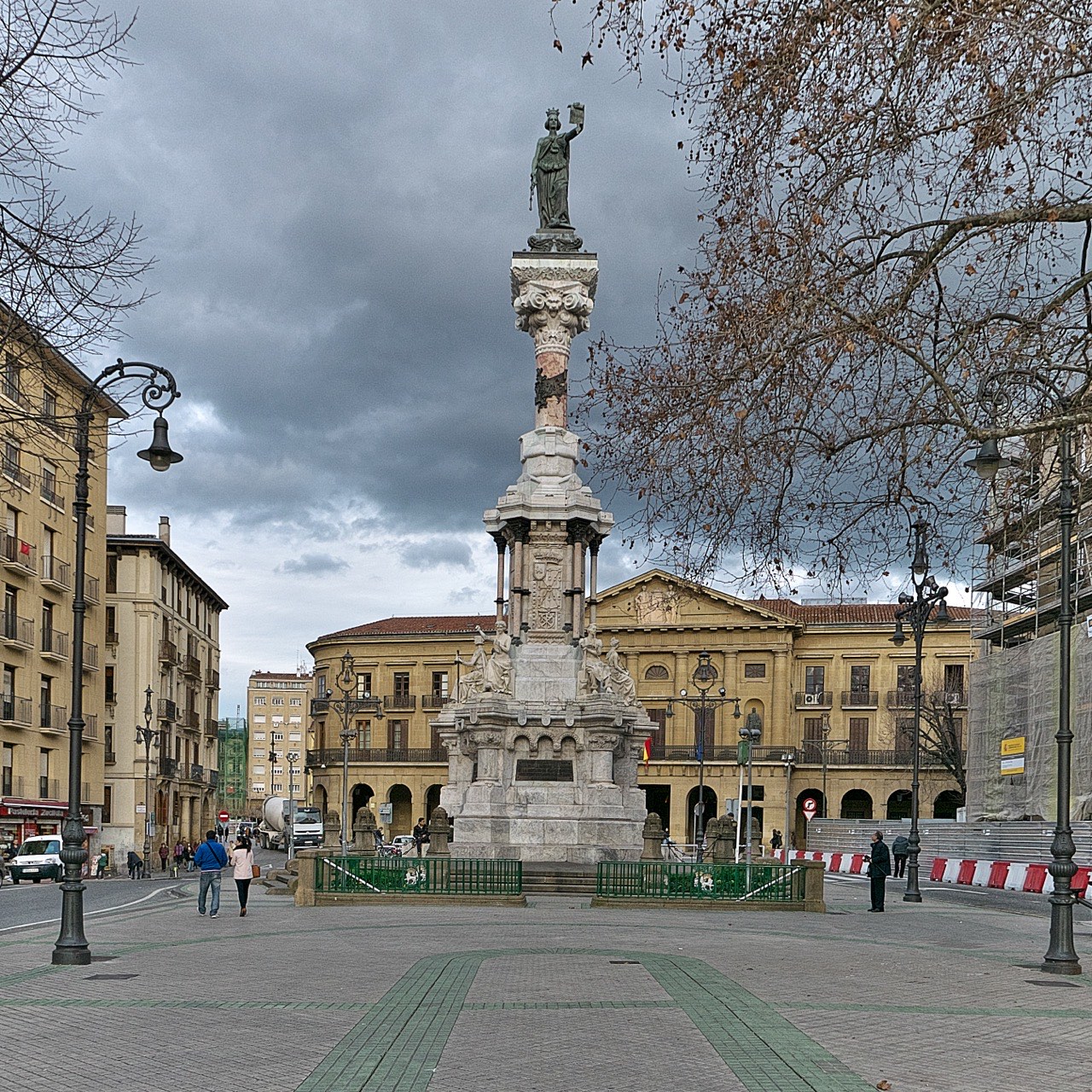 Monumento a los Fueros en Pamplona.