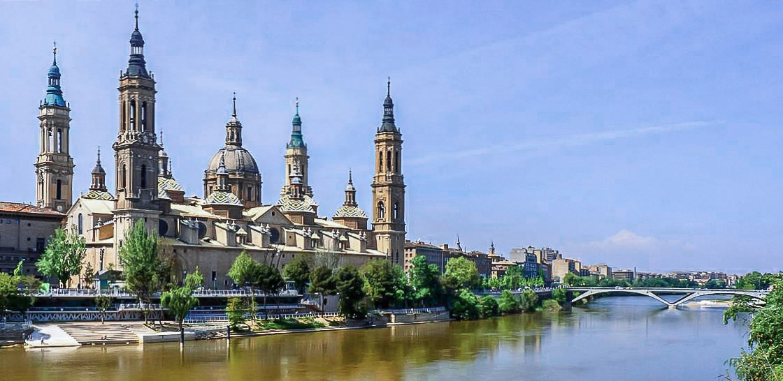 Basílica del Pilar junto al río Ebro en Zaragoza.