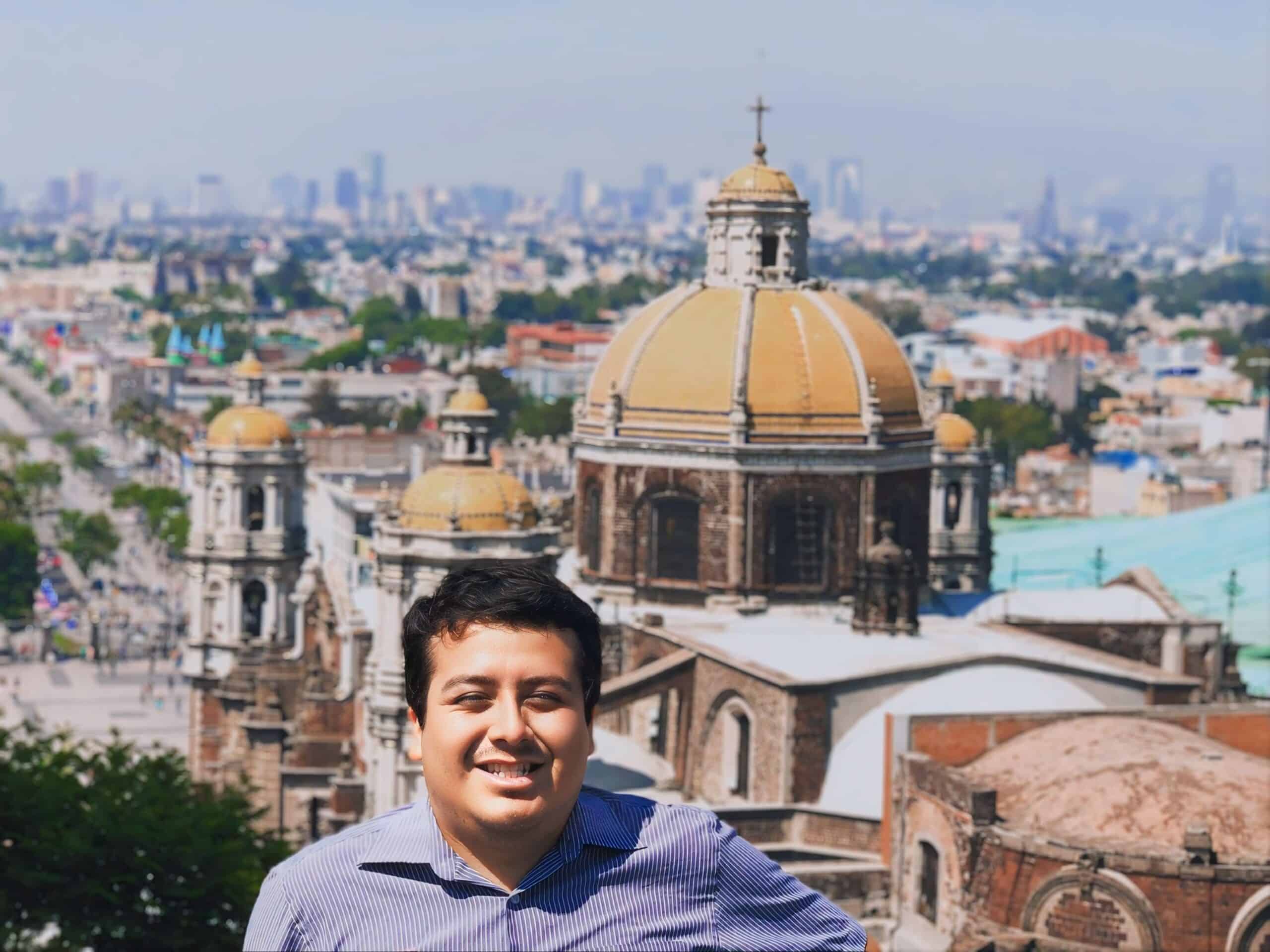 Erwin Salas con una vista de la ciudad al fondo